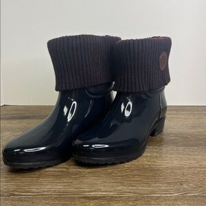Tommy Hilfiger “Frezia” Navy Rain Boots with Sweater Cuff (Size 8M)